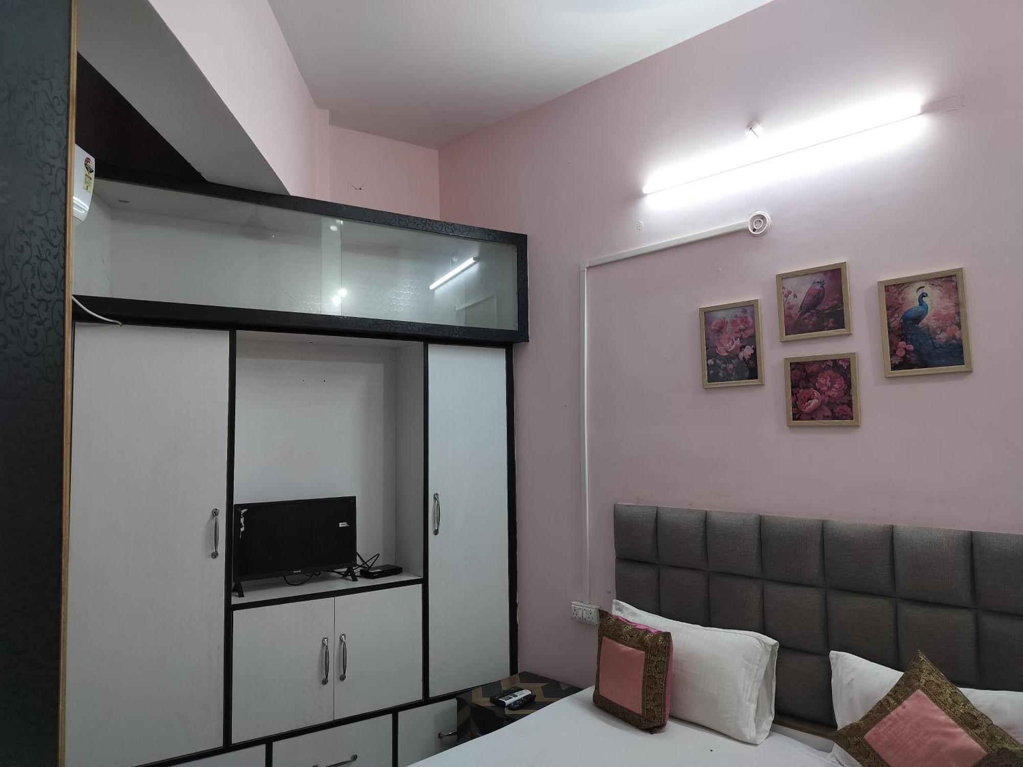 Trinetra Inn Varanasi Room photo