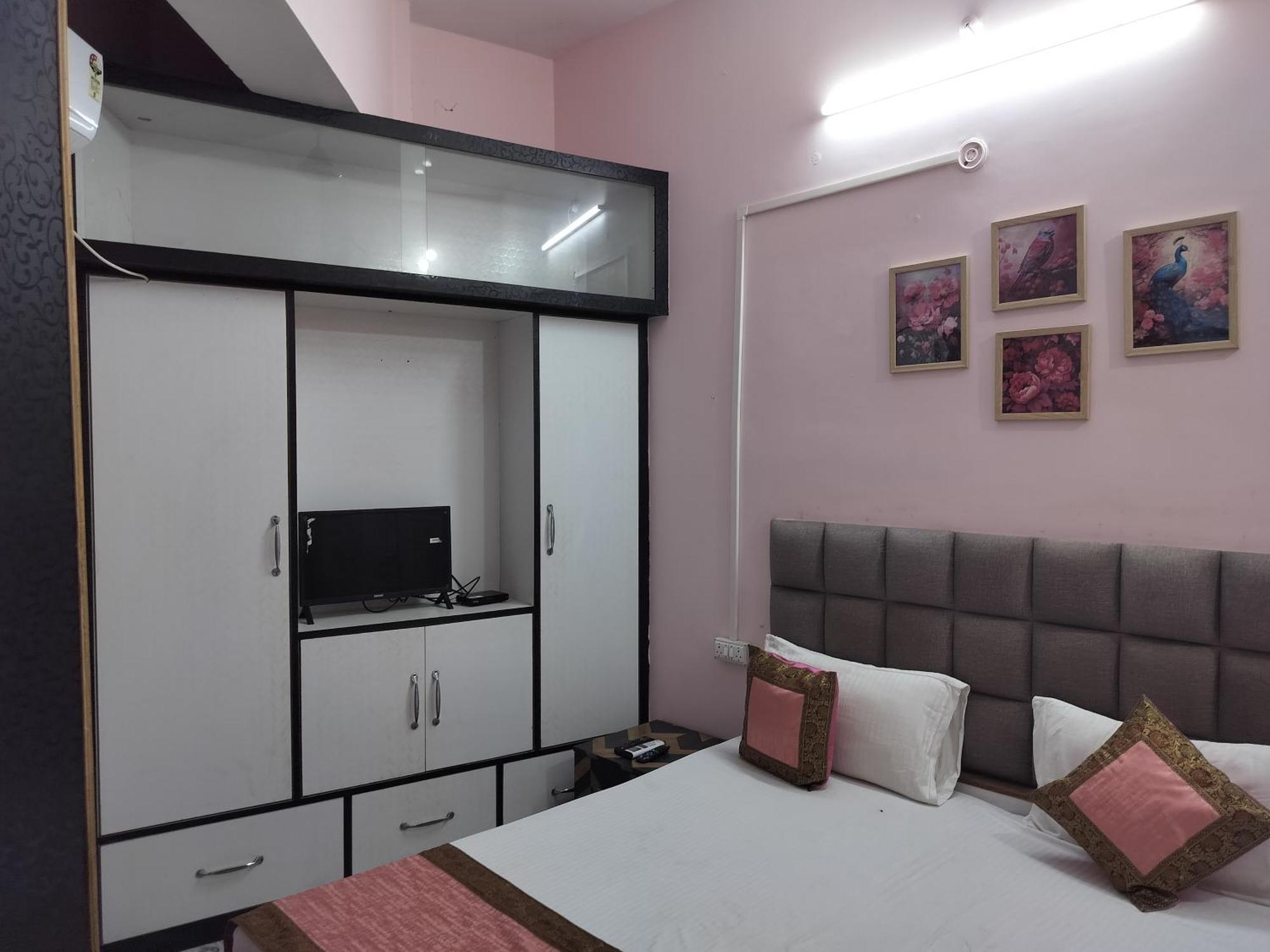 Trinetra Inn Varanasi Room photo